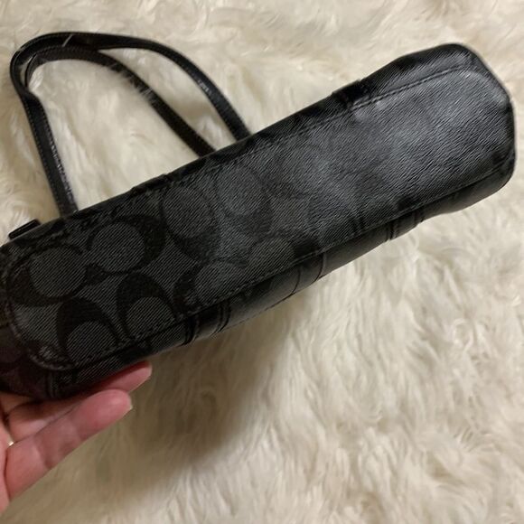 FINAL REDUCTION Coach Signature logo shoulder bag in like new condition - Picture 3 of 14